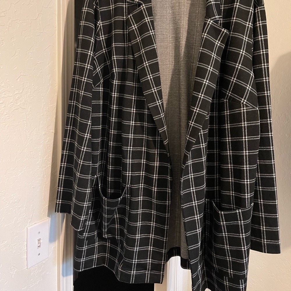 Womens 2X soft checkered print jacket.   Brand new, never worn.